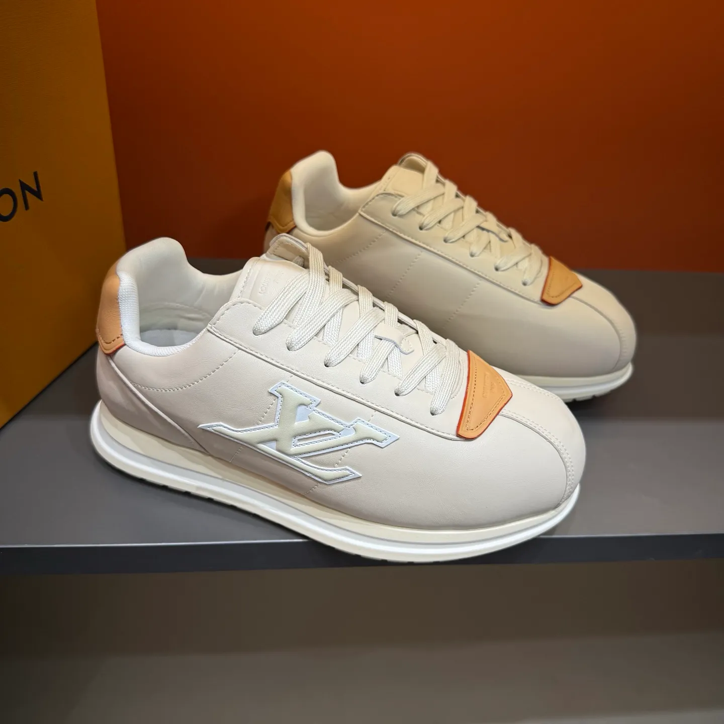 P540 Size 38-45 LV 🫏The colorful interpretation of BUTTERSOFT sneakers combines sheepskin, The colorful interpretation of LV BUTTERSOFT sneakers combines sheepskin and calfskin, bringing a super soft feel. Designed by Pharrell Williams, this '60s-inspired shoe features a padded upper that's been crafted by Louis Vuitton craftsmen to further enhance the comfort of the leather. In addition to the LV initials, it features multiple signatures, including natural leather trim and an embossed pattern of Pharrell Williams and lobster on the side, referencing the Fall/Winter 2025 men’s show. A must-have artifact for fashionistas✅